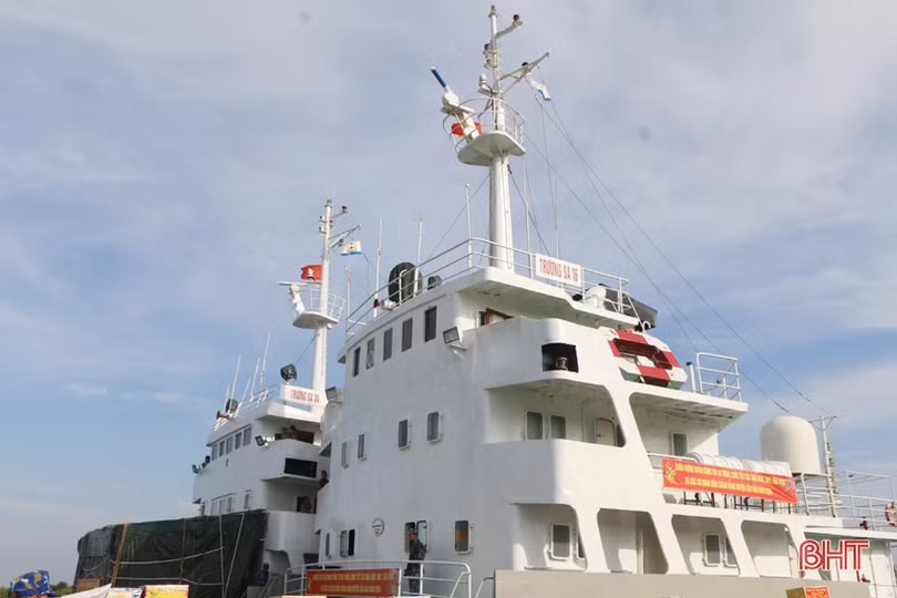 Hoàn thành đưa 22 tấn quà tết ra nhà giàn DK1