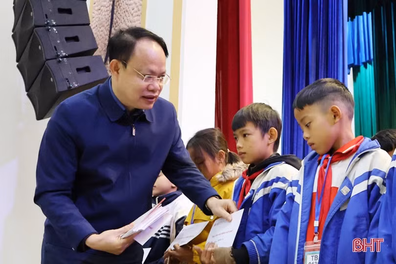 Nhiều hoạt động thiết thực hỗ trợ học sinh nghèo, gia đình chính sách