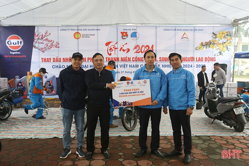 Thay dầu xe máy miễn phí cho 2.000 thanh niên công nhân, người lao động