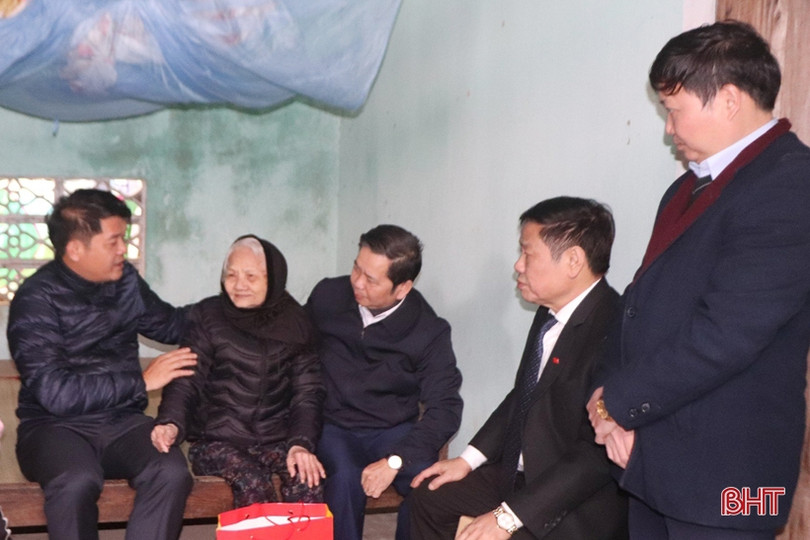 Chủ tịch Ủy ban MTTQ tỉnh tặng quà người cao tuổi, gia đình khó khăn ở Hương Sơn