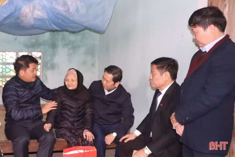 Chủ tịch Ủy ban MTTQ tỉnh tặng quà người cao tuổi, gia đình khó khăn ở Hương Sơn