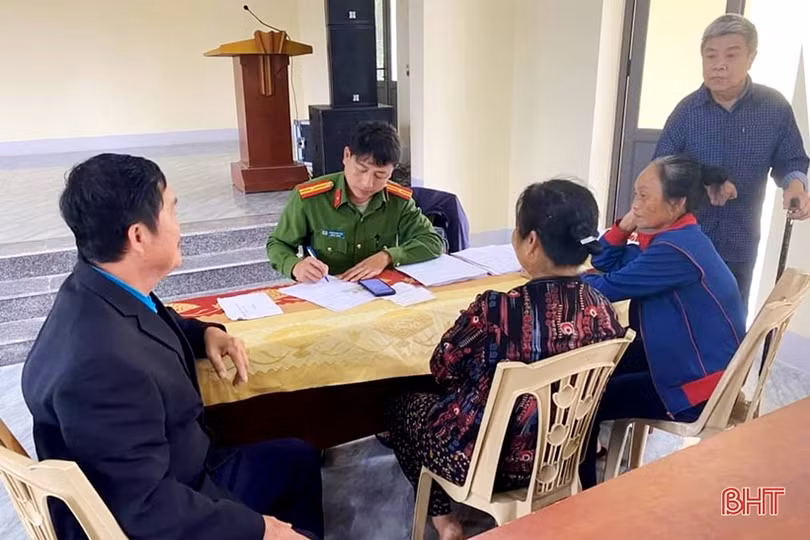 Người dân TX Hồng Lĩnh hài lòng với việc chi trả an sinh xã hội không dùng tiền mặt