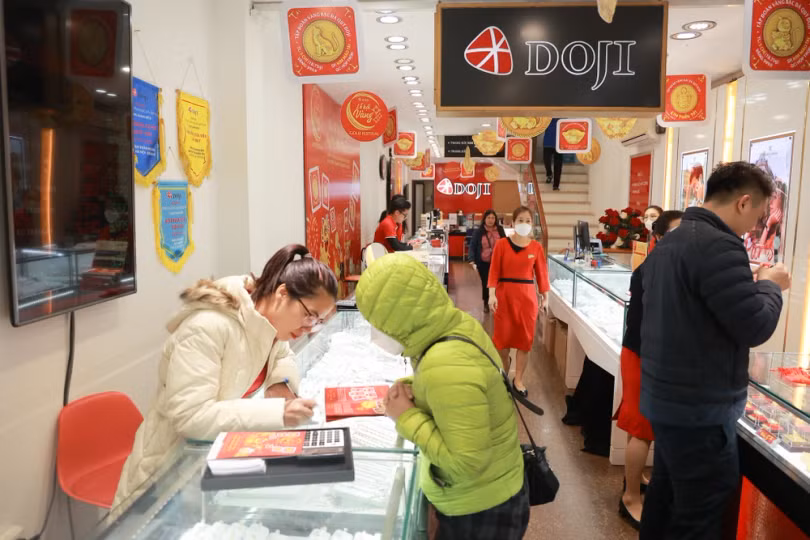 Giá vàng SJC đảo chiều tăng 300.000 đồng, thế giới tiếp tục giảm