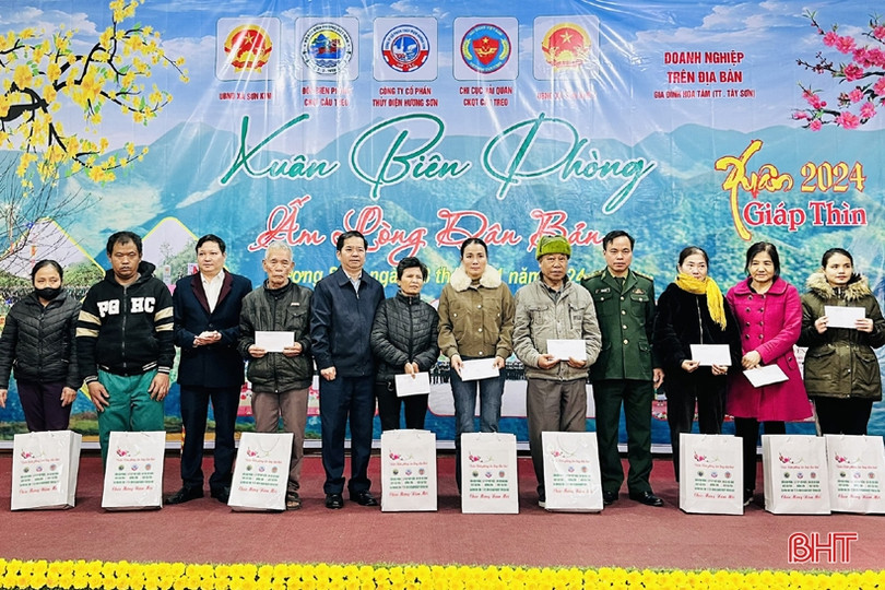 Ấm áp chương trình “Xuân biên phòng ấm lòng dân bản” ở Hương Sơn