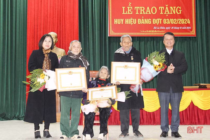 Đức Thọ trao tặng huy hiệu Đảng cho 180 đảng viên