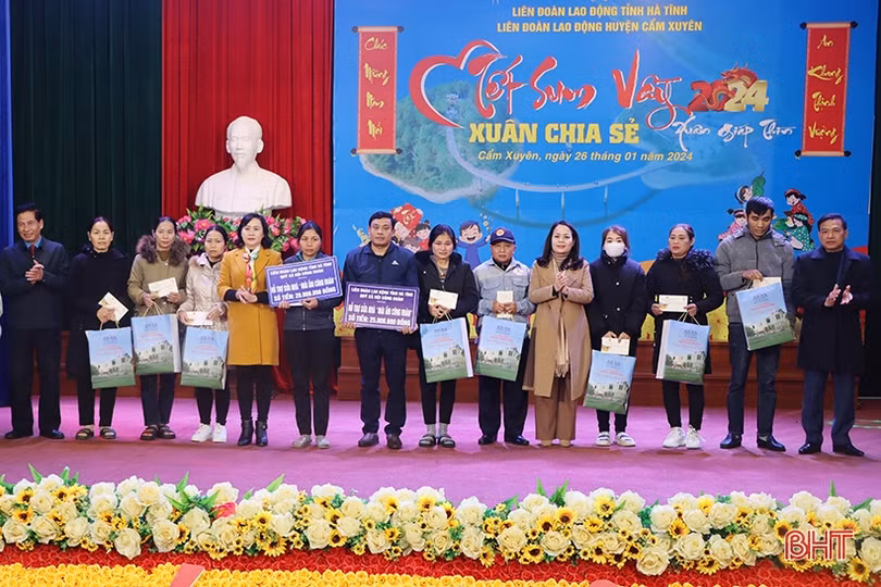 Ấm áp “Tết sum vầy - Xuân chia sẻ” cho người lao động tại các địa phương