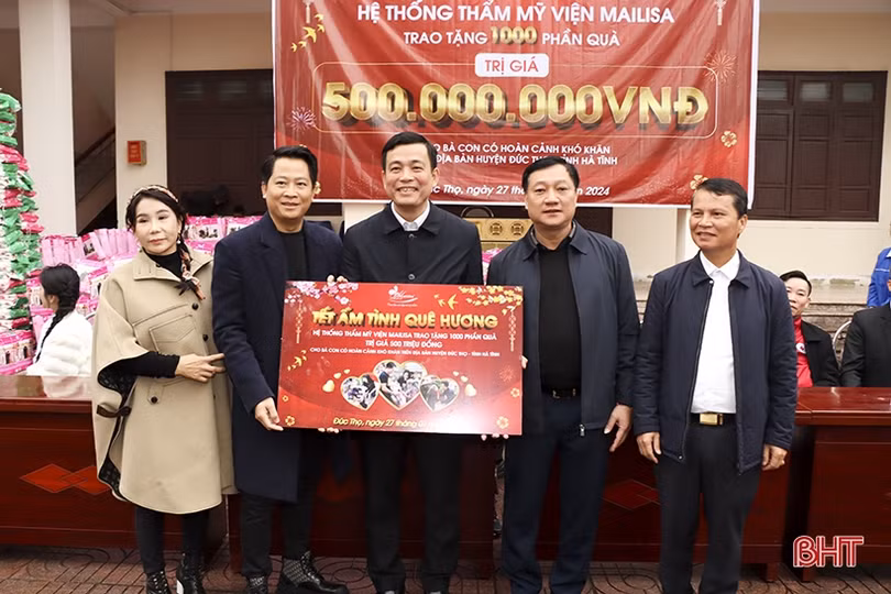 Thẩm mỹ viện Mailisa trao quà tết tại Đức Thọ