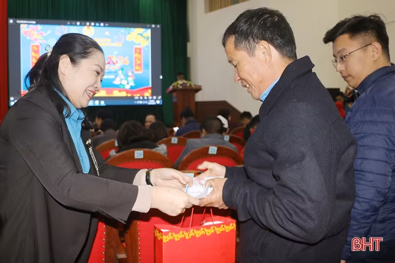 Các đơn vị, tổ chức hỗ trợ xây nhà, tặng quà tết cho người nghèo, gia đình chính sách