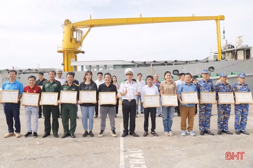 Hoàn thành đưa 22 tấn quà tết ra nhà giàn DK1