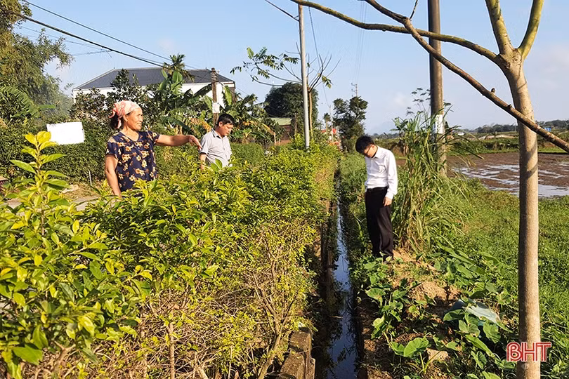 Kênh tưới tiêu sụt lở, đường giao thông cũng hỏng theo