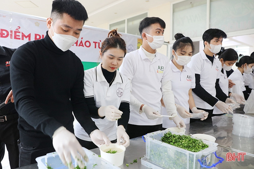 Trao gần 1.000 suất cháo từ thiện tại BVĐK tỉnh Hà Tĩnh