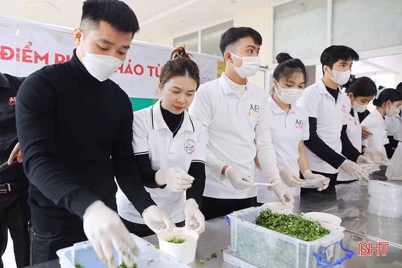 Trao gần 1.000 suất cháo từ thiện tại BVĐK tỉnh Hà Tĩnh