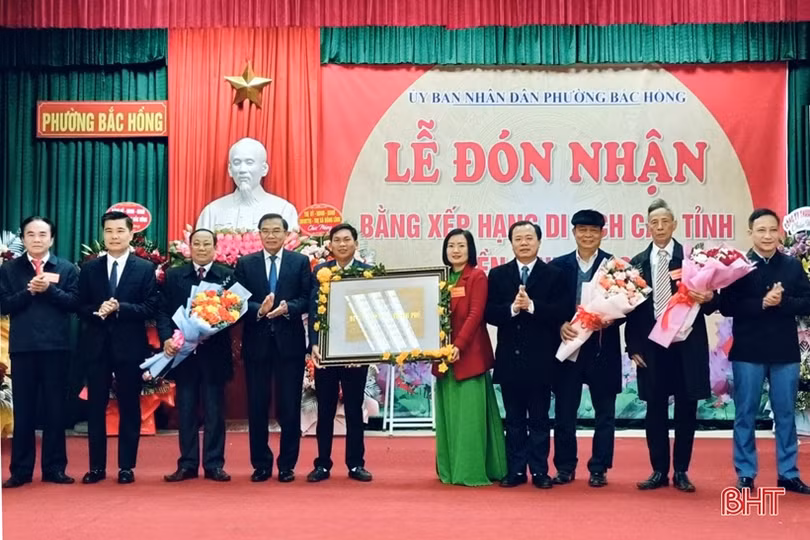 Đón bằng xếp hạng di tích lịch sử - văn hóa cấp tỉnh đền Bình Lãng