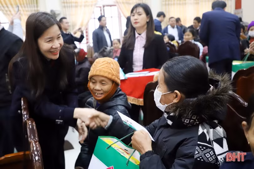 Trao quà tết cho đoàn viên, công nhân, người dân gặp hoàn cảnh khó khăn