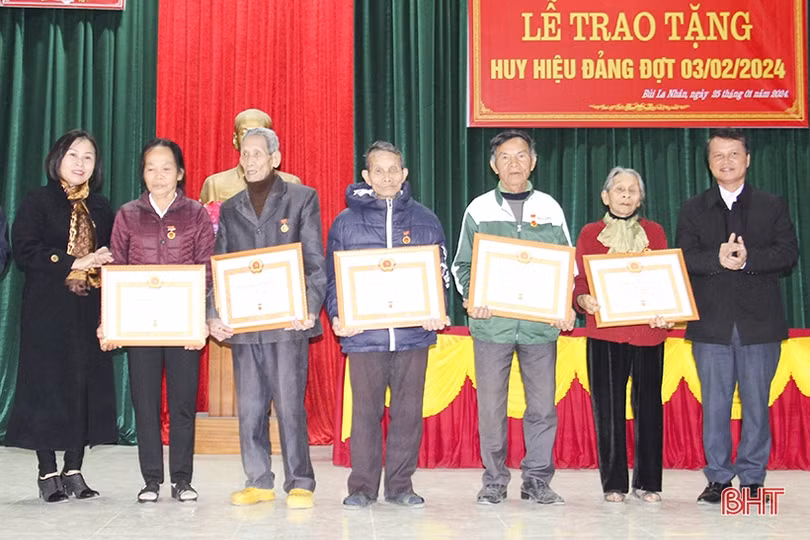 Đức Thọ trao tặng huy hiệu Đảng cho 180 đảng viên