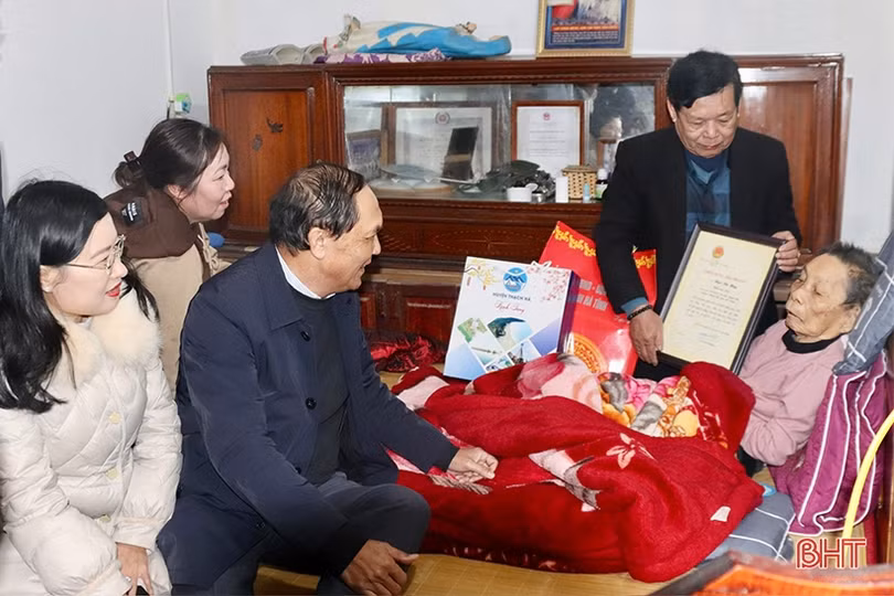 Trưởng ban Tổ chức Tỉnh ủy chúc tết gia đình chính sách, người cao tuổi ở Thạch Hà