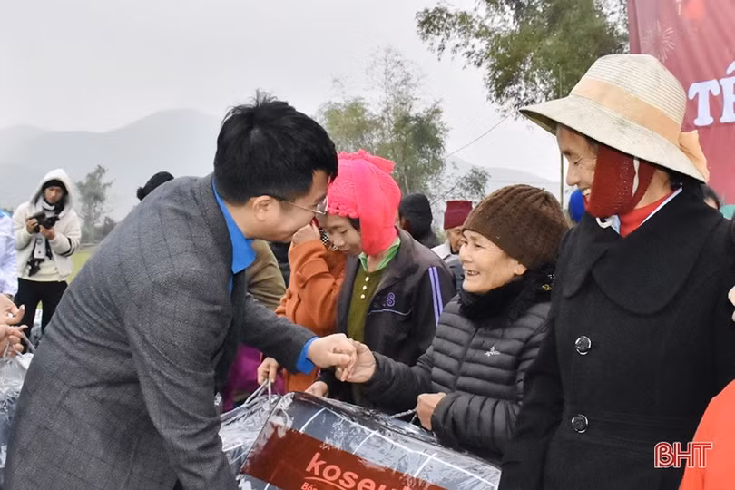 Mang “Tết ấm yêu thương” tới thanh thiếu nhi khó khăn ở Hà Tĩnh