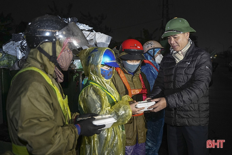 Động viên công nhân môi trường làm việc trong đêm rét ở TP Hà Tĩnh