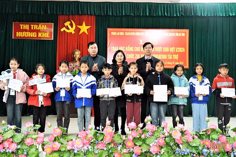 Trao học bổng cho 61 học sinh hoàn cảnh khó khăn