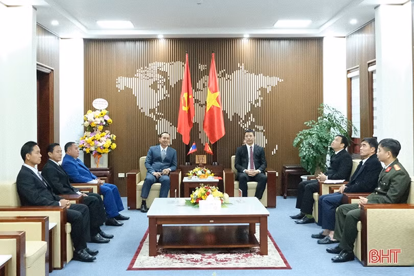 Công an tỉnh Khăm Muồn chúc Tết Công an tỉnh Hà Tĩnh