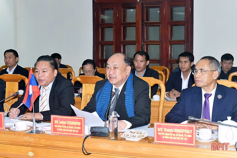 Đoàn đại biểu Quốc hội Lào và Hà Tĩnh trao đổi kinh nghiệm xây dựng, thực hiện chính sách