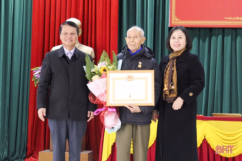 Đức Thọ trao tặng huy hiệu Đảng cho 180 đảng viên