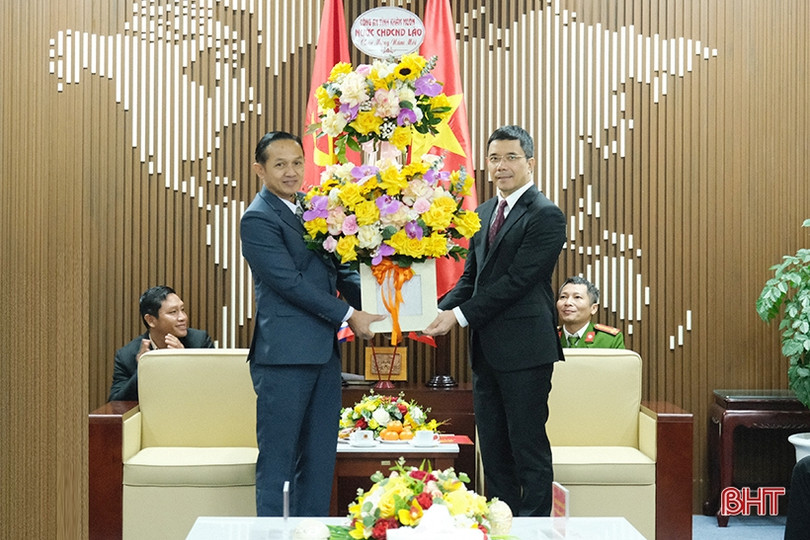 Công an tỉnh Khăm Muồn chúc Tết Công an tỉnh Hà Tĩnh