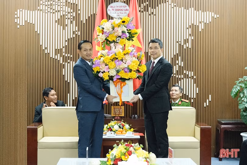 Công an tỉnh Khăm Muồn chúc Tết Công an tỉnh Hà Tĩnh