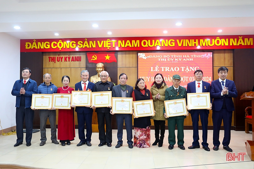 TX Kỳ Anh trao tặng huy hiệu Đảng cho 32 đảng viên