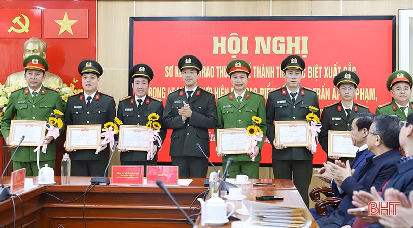 Tặng bằng khen cho các tập thể xuất sắc trong đấu tranh phòng, chống tội phạm