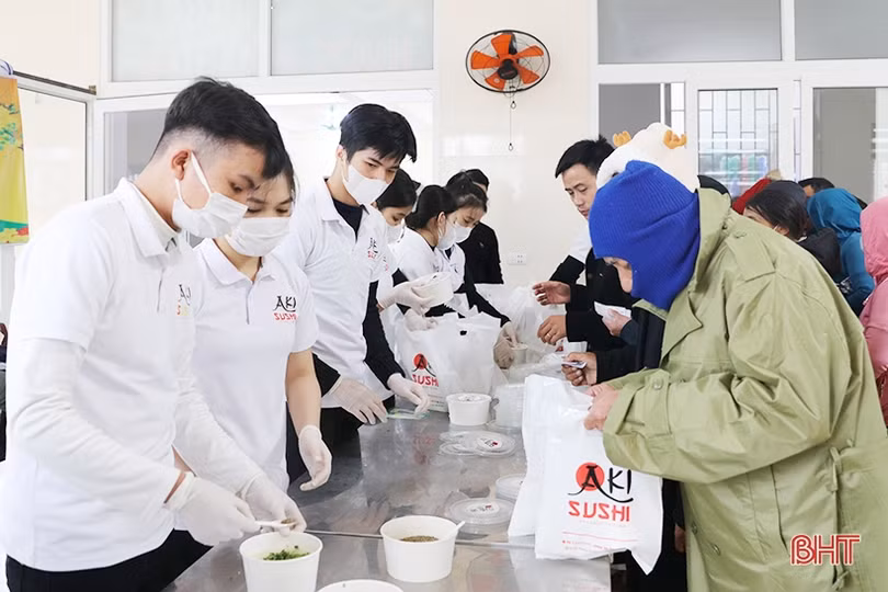 Trao gần 1.000 suất cháo từ thiện tại BVĐK tỉnh Hà Tĩnh