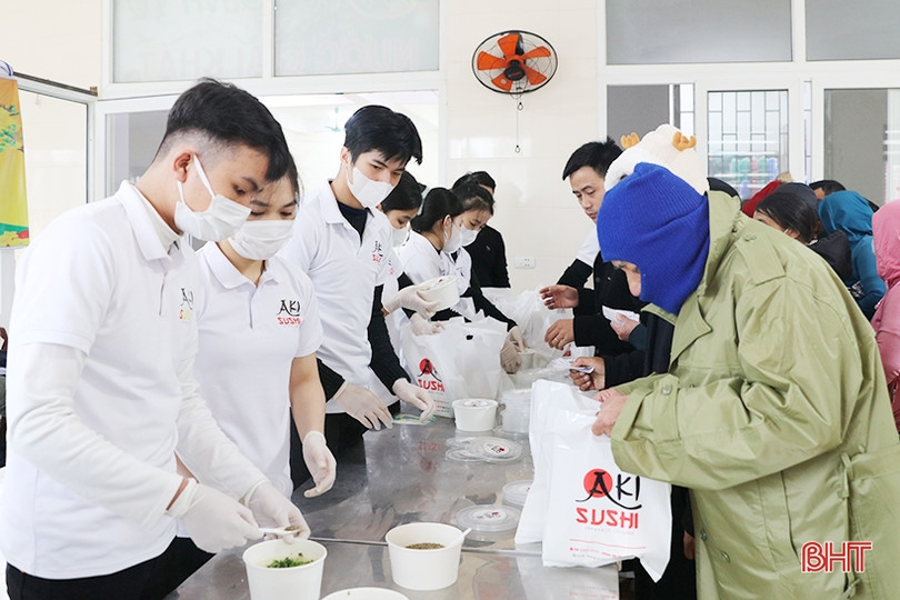 Trao gần 1.000 suất cháo từ thiện tại BVĐK tỉnh Hà Tĩnh