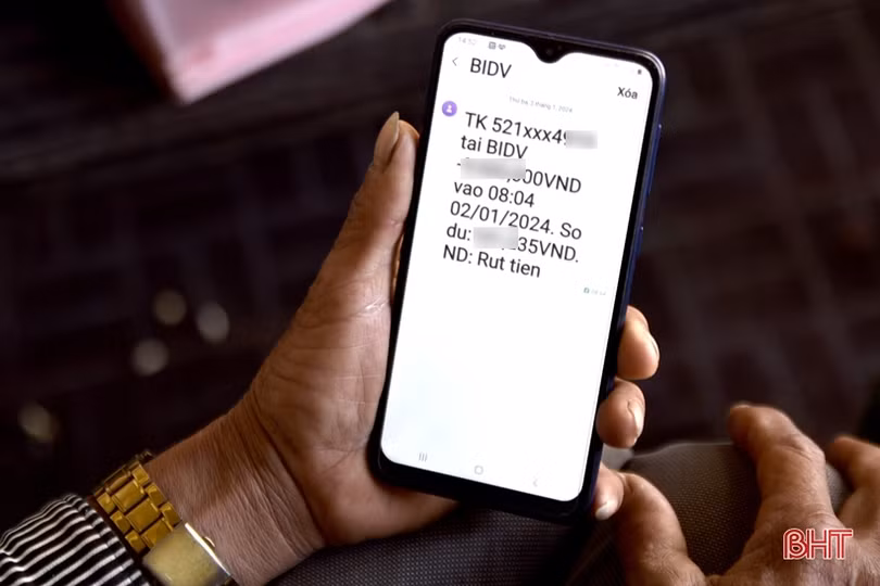 Người dân TX Hồng Lĩnh hài lòng với việc chi trả an sinh xã hội không dùng tiền mặt
