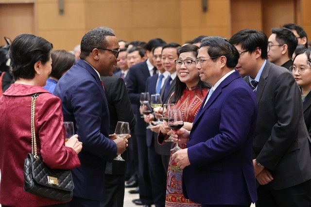 Thủ tướng Phạm Minh Chính: Thúc đẩy đoàn kết và hợp tác quốc tế là giải pháp nền tảng- Ảnh 7. Thủ tướng Phạm Minh Chính gặp mặt, chiêu đãi đoàn ngoại giao tại Việt Nam