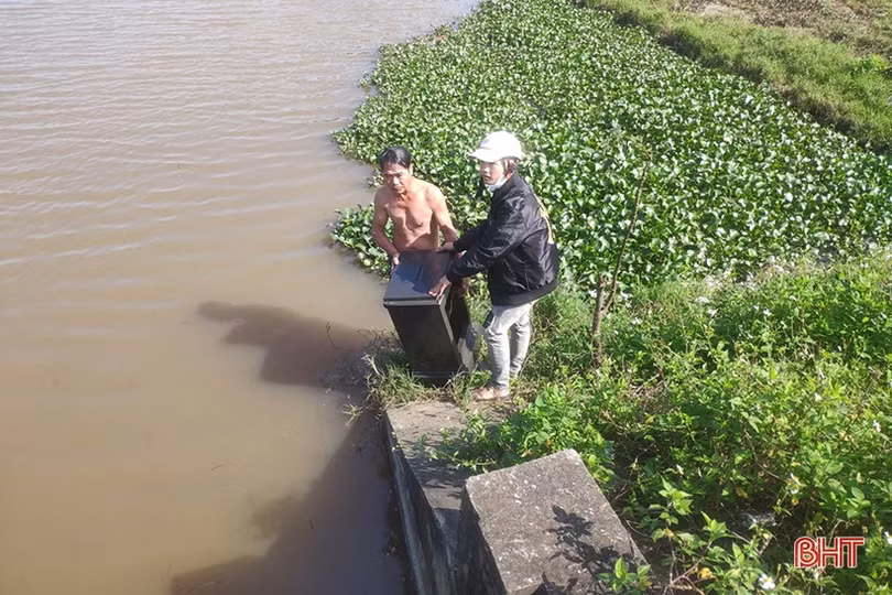 Khởi tố 2 đối tượng trộm hòm công đức đưa ra bờ sông phá lấy tiền