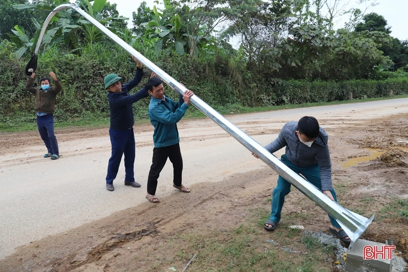 Lắp đặt đường điện “Thắp sáng làng quê” trị giá 1 tỷ đồng ở Hương Sơn