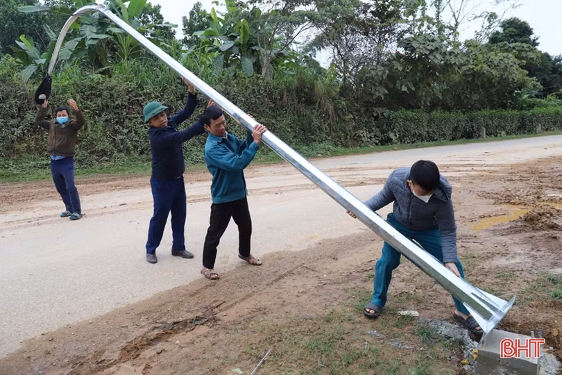 Lắp đặt đường điện “Thắp sáng làng quê” trị giá 1 tỷ đồng ở Hương Sơn