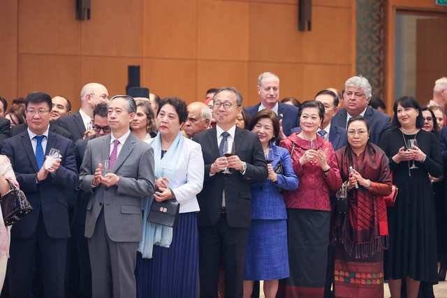 Thủ tướng Phạm Minh Chính: Thúc đẩy đoàn kết và hợp tác quốc tế là giải pháp nền tảng- Ảnh 2. Thủ tướng Phạm Minh Chính gặp mặt, chiêu đãi đoàn ngoại giao tại Việt Nam