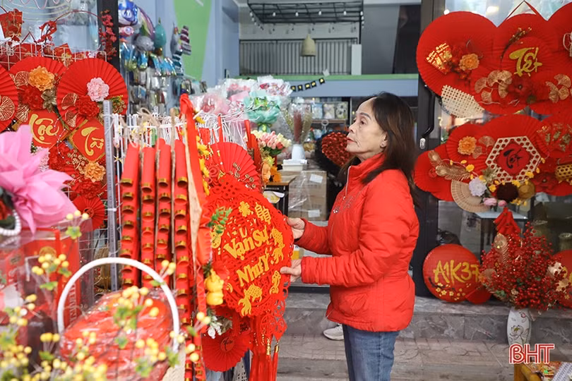 Sản phẩm trang trí tết: Mẫu mã đa dạng nhưng người mua vẫn ít
