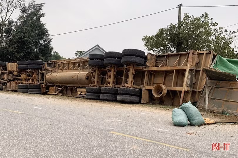 Xe đầu kéo chở sắn lật nghiêng trên quốc lộ 15 ở Hà Tĩnh