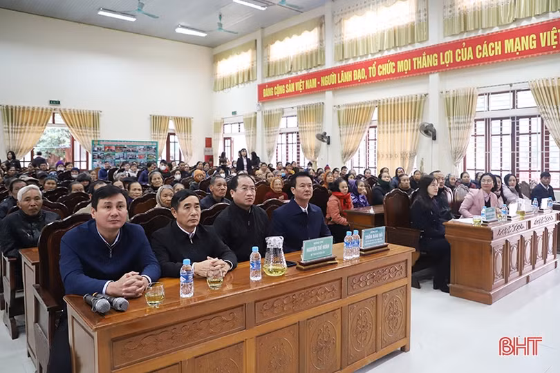 Trao quà tết cho đoàn viên, công nhân, người dân gặp hoàn cảnh khó khăn