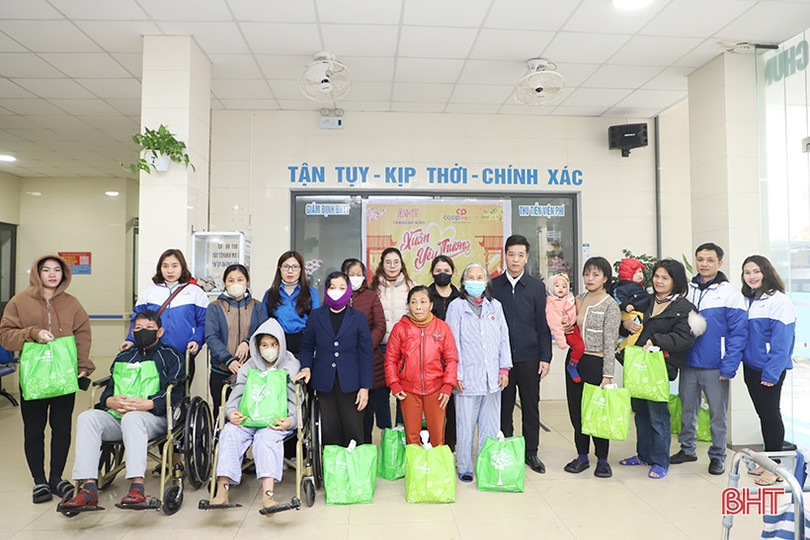 Nhiều phần quà tết đến với người nghèo, gia đình chính sách Hà Tĩnh