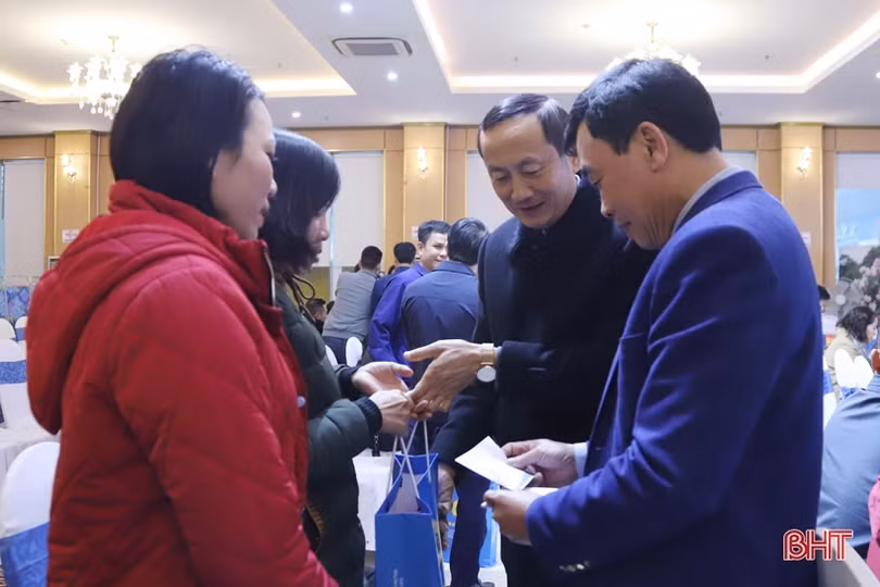 Công đoàn Viên chức Hà Tĩnh trao quà tết cho đoàn viên, lao động