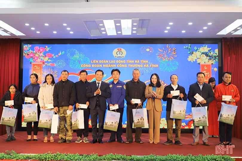 Trao quà tết cho đoàn viên, công nhân, người dân gặp hoàn cảnh khó khăn