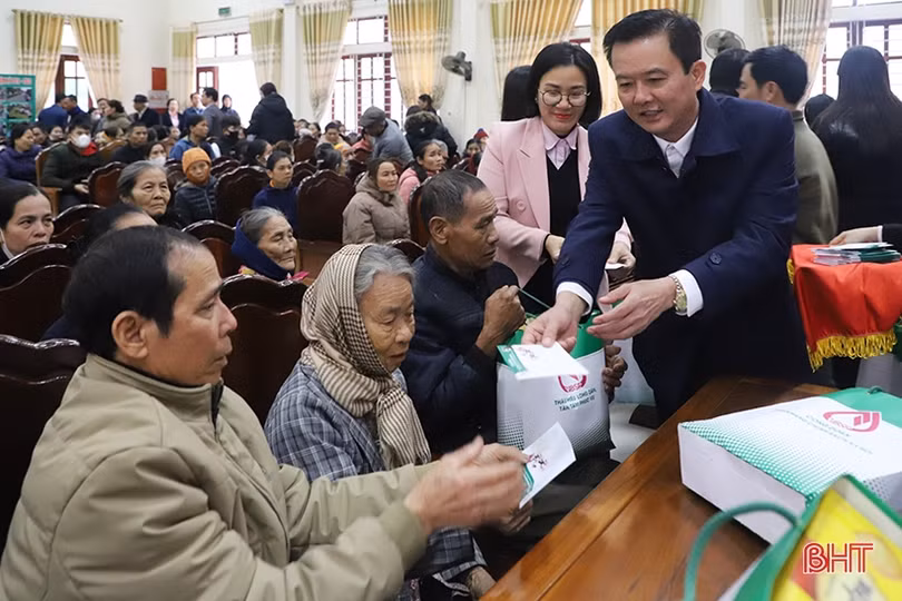 Trao quà tết cho đoàn viên, công nhân, người dân gặp hoàn cảnh khó khăn