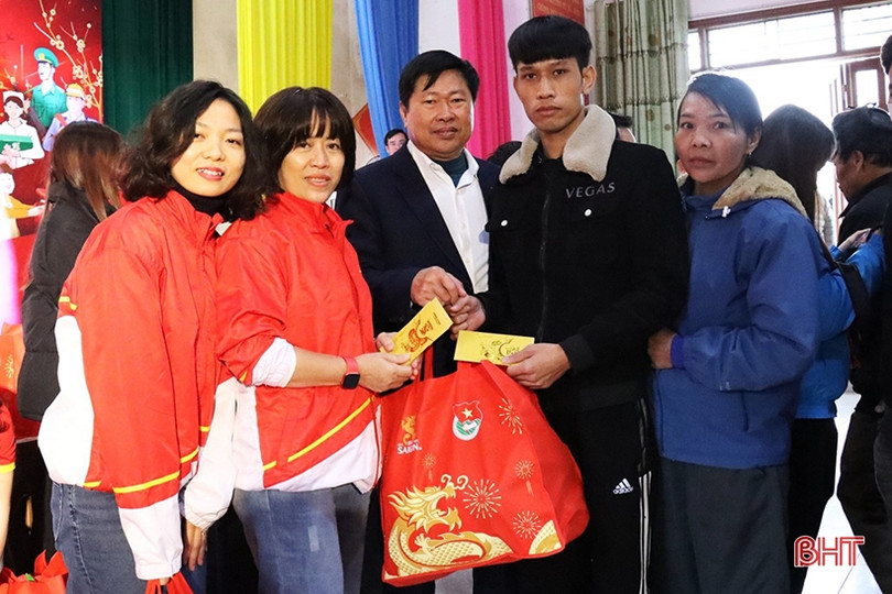 “Tết sẻ chia, năm rồng khởi sắc trao 170 phần quà tại huyện Kỳ Anh