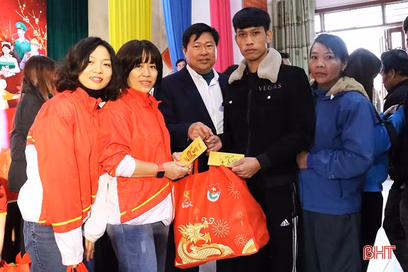 “Tết sẻ chia, năm rồng khởi sắc trao 170 phần quà tại huyện Kỳ Anh