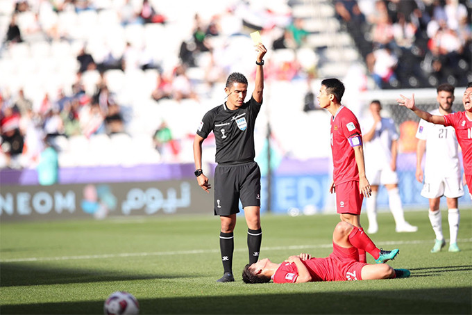 Nhận thẻ đỏ và 2 quả penalty, Việt Nam vẫn chơi kiên cường
