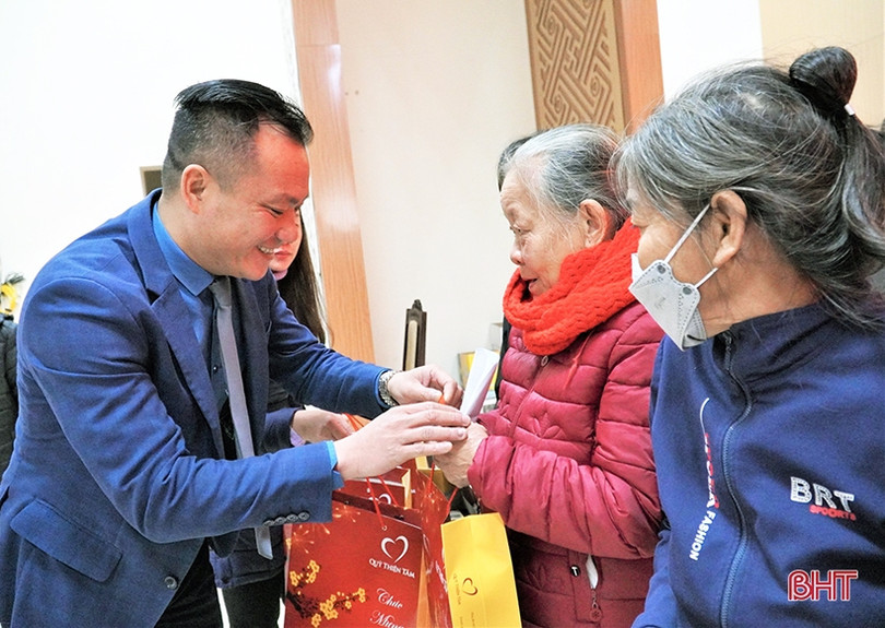 Quỹ Thiện Tâm Vingroup trao quà tết cho các hoàn cảnh khó khăn