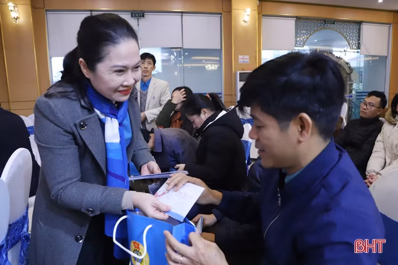 Công đoàn Viên chức Hà Tĩnh trao quà tết cho đoàn viên, lao động